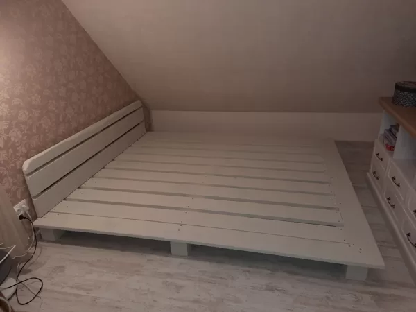 Vienkārša stila dēļu gulta